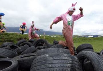 En Biere, el oeste de Suiza, se celebra una cómica y loca carrera en el barro, la conocida como "La Barjot Run", donde la imaginación juega un papel importante.