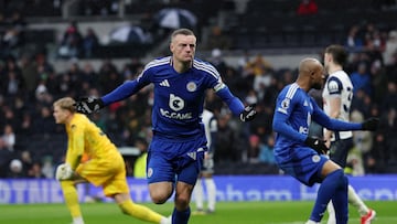 Soccer Football - Premier League - Tottenham Hotspur v Leicester City - Tottenham Hotspur Stadium, London, Britain - January 26, 2025 Leicester City's Jamie Vardy celebrates scoring their first goal Action Images via Reuters/Paul Childs EDITORIAL USE ONLY. NO USE WITH UNAUTHORIZED AUDIO, VIDEO, DATA, FIXTURE LISTS, CLUB/LEAGUE LOGOS OR 'LIVE' SERVICES. ONLINE IN-MATCH USE LIMITED TO 120 IMAGES, NO VIDEO EMULATION. NO USE IN BETTING, GAMES OR SINGLE CLUB/LEAGUE/PLAYER PUBLICATIONS. PLEASE CONTACT YOUR ACCOUNT REPRESENTATIVE FOR FURTHER DETAILS.. TPX IMAGES OF THE DAY