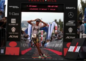 El atleta alem芍n Lukas Kramer, tras finalizar una prueba de Ironman en Francia. Aunque parece que est芍 celebrando la llegada no es cierto. Est芍 tan agotado que la imagen muestra el principio de la ca赤da tras pasar la l赤nea de meta.