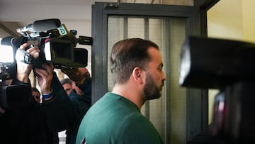 El sobrino de Mar¨ªa del Monte, Antonio Tejado entrando a los juzgados para declarar sobre el robo a Mar¨ªa del Monte. A 15 de marzo de 2024, en Sevilla (Andaluc¨ªa, Espa?a). El Juzgado de Instrucci¨®n n¨²mero 16 de Sevilla ha citado este viernes al sobrino de la famosa cantante Mar¨ªa del Monte Antonio Tejado, actualmente en prisi¨®n provisional como presunto autor intelectual del asalto y robo con violencia cometido en el chal¨¦ de Gines de la artista y su esposa, la periodista Inmaculada Casal, en agosto de 2023.
15 MARZO 2024
Mar¨ªa Jos¨¦ L¨®pez / Europa Press
15/03/2024