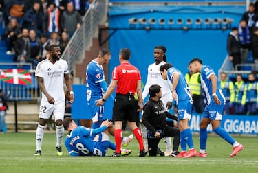 Antonio Blanco se duele en el suelo trsa la dura entrada de Kylian Mbappé. 
