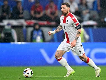 El actual jugador del Slovan Bratislava, Guram Kashia, es el futbolista que más veces se ha puesto la camiseta de la selección de Georgia, con 125 internacionalidades.