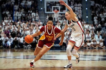 JuJu Watkins (USC Trojans) trata de superar a Paige Bueckers (Connecticut Huskies).