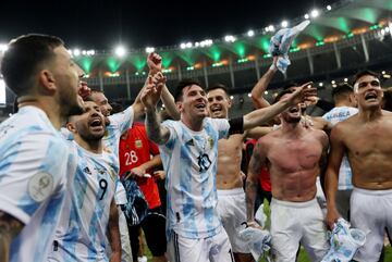 Leo Messi y sus compañeros celebran la victoria. Argentina campeona de la Copa América.