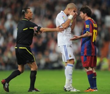 Partido de Liga entre el Real Madrid y el Barcelona el 16 de abril de 2011. Pepe recrimina un feo gesto de Messi tras lanzar el balón a los aficionados.