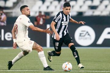 Rodrigo Ureña y Jefferson Savarino. El chileno y Universitario de Deportes tuvieron una compleja visita a Botafogo. Después de un trabajado primer tiempo, dos desconcentraciones le jugaron en contra a la U de Lima. Finalmente, el 'Fogao' ganó por 3-1 en la tercera fecha de la fase de grupos de la Copa Libertadores 2024.