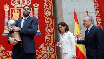 GRAF2672 MADRID, 22/6/2019.El capit&aacute;n del Real Madrid de baloncesto, Felipe Reyes,iz., el presidente del Real Madrid, Florentino P&eacute;rez,d., y la candidata del Partido Popular a la Comunidad de Madrid,Isabel Diaz Ayuso,c., en la Real Casa de Correos, sede del Gobierno de la Comunidad de Madrid, donde los jugadores blancos acudieron hoy tras gana ayer su 35&ordf; Liga Endesa al derrotar al FC.Barcelona en el Pal por 68-74 EFE/JuanJo Mart&iacute;n