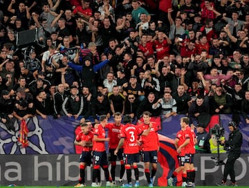 1-0. Ante Budimir celebra el primer gol con sus compañeros.