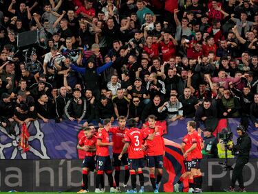 1-0. Ante Budimir celebra el primer gol con sus compañeros.