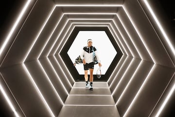 Nadal entrando al terreno de juego desde el túnel de vestuarios antes del partido contra el sudafricano Kevin Anderson en el Masters de Paris de 2015.