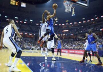 Los Thunder lo están intentando todo pero los Grizzlies siempre responden y ya mandan 2-1.