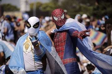 Miles de aficionados celebran en Buenos Aires el pase a la final del Mundial de Qatar 2022.