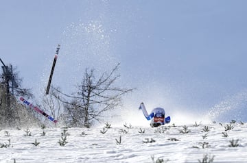 El noruego Daniel Andre Tande sufrió una espectacular caída durante un entrenamiento en la Copa del Mundo de salto de esquí en Planica (Eslovenia). El esquiador, que se desplazaba a más de cien kilómetros por hora, tuvo suerte y su accidente se saldó solamente con una fractura de clavícula.