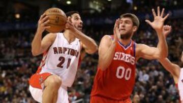 Greivis Vasquez entra a canasta ante la oposici&oacute;n de Spencer Hawes.