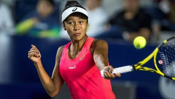 La tenista de Canad&aacute; Leylah Fern&aacute;ndez devuelve una bola ante la estadounidense Sloane Stephens durante su partido en el Abierto de Tenis de Monterrey.