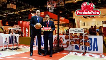 Chus Bueno, vicepresidente de la NBA. y Antonio Oliveira, director general de Fres&oacute;n de Palos.