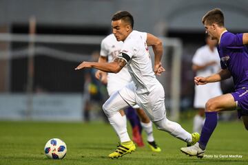 Es un delantero que pelea todos los balones que cuenta con la capacidad de poder crear oportunidades de gol, esto combinado con su gran olfato goleador. En el último año marcó en 28 ocasiones. El mejor centro delantero que encontraran en el Superdraft los equipos de la MLS. 