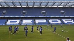 La plantilla del Deportivo, ejercit&aacute;ndose en Riazor.