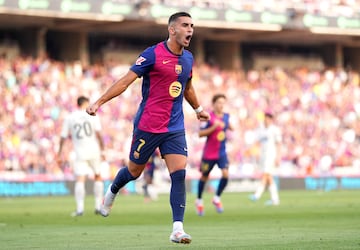 Ferran Torres celebra un gol con el Barça.