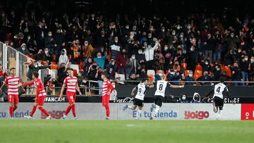 El Granada recibe un gol ante el Valencia.