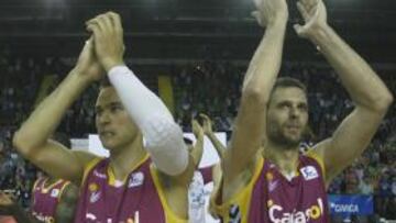 <b>FELICES. </b>English y Jasen devuelven aplausos a San Pablo.