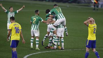 Los jugadores del Betis celebran el tanto de Guido.
