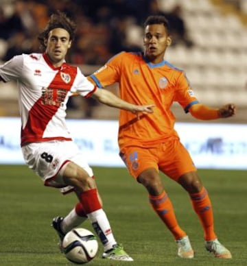 Raúl Baena disputa un balón con Filipe Augusto.