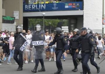 Incidentes entre policía y afionados italianos antes del comienzo del partido de semifinales de Champions League Real Madrid-Juventus.