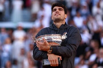 Alcaraz abraza su primer Roland Garros. 