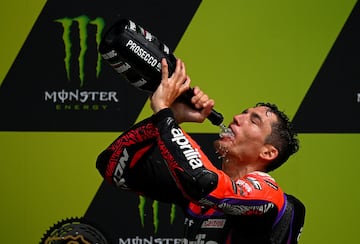 El piloto espa?ol celebra la victoria en Silverstone.