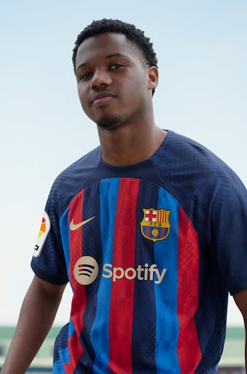 El Barcelona presenta su nueva equipación