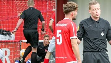 Sucedió en la Cuarta División de Países Bajos. Harkemase Boys subió en sus redes el tanto del silbante, aunque para su suerte, ganaron el partido ante HSV Hoek 4-2.