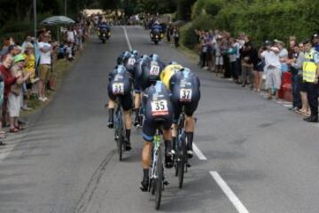 El equipo Sky con el líder del Tour Chris Froome (maillot amarillo).