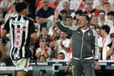 Horas separan a Milito de formalizar su vínculo con Chivas