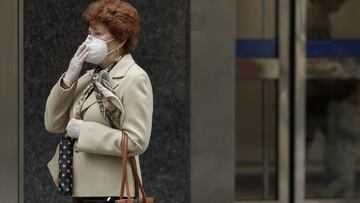 Una mujer camina con una mascarilla por la capital donde desde este pasado lunes las 2.882 farmacias madrileñas han entregado de forma gratuita siete millones de mascarillas FFP2 modelo KN95 entre la población de la Comunidad de Madrid (Foto de archivo).