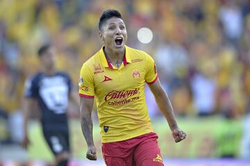 El bicampeón de goleo era buscado por equipos del norte, incluso por Cruz Azul. La directiva de Monarcas hizo lo posible para retenerlo y se mantendrá con los michoacanos por lo menos seis meses más.