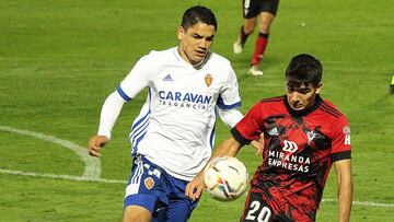 Toro Fernández pugna por un balón con Víctor Gómez en el partido de ayer contra el Mirandés.