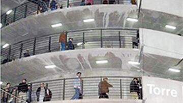 <b>TRANQUILIDAD. </b>Los aficionados salieron de manera escalonada.