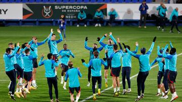 Los jugadores del Barcelona se entrenan en la previa al partido de semifinales de esta noche.