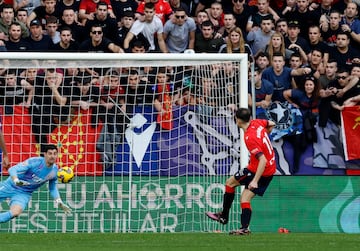 El jugador del Osasuna, Ante Budimir, marca de penalti el 1-1 al Real Madrid. 