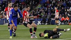 Unai Sim&oacute;n bloca el bal&oacute;n ante Lekue y &Uuml;nal.