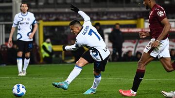 Inter Milan's Chilean forward Alexis Sanchez shootss to score an equalizer during the Italian Serie A football match between Torino and Inter Milan on March 13, 2022 at the Olympic stadium in Turin. (Photo by Marco BERTORELLO / AFP)