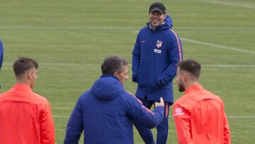 Simeone sonríe durante un entrenamiento con el Atlético.
