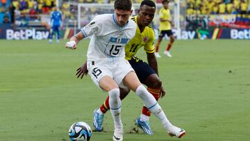 Fede Valverde, internacional del Real Madrid, mantiene el balón ante la presión de Jhon Arias en el Colombia-Uruguay de clasificación para el Mundial 2026.