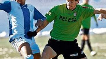 <b>PRESIÓN. </b>Zarandona intenta robarle el balón a un jugador del Cartagena.