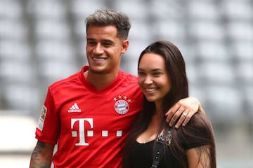 Philippe Coutinho poses with his wife, Aine Coutinho, during his recent Bayern Munich presentation.