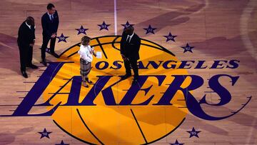 LOS ANGELES, CA - DECEMBER 18: Jeanie Buss speaks to Kobe Bryant at Bryant&#039;s jersey retirement ceremony during halftime of a basketball game between the Los Angeles Lakers and the Golden State Warriors at Staples Center on December 18, 2017 in Los Angeles, California.   Harry How/Getty Images/AFP
 == FOR NEWSPAPERS, INTERNET, TELCOS &amp; TELEVISION USE ONLY ==