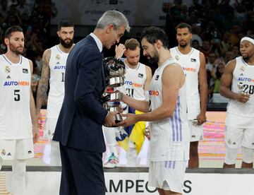 Sergio LLull recibe el trofeo.