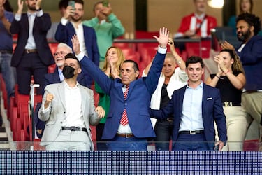 Futre se emociona cuando recibe una ruidosa ovación de la grada rojiblanca.