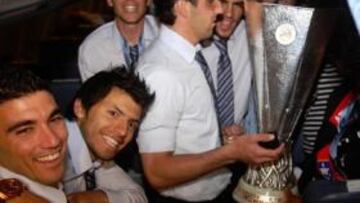 <b>GRAN ALEGRÍA. </b>Los jugadores se divierten en el avión con la Copa.